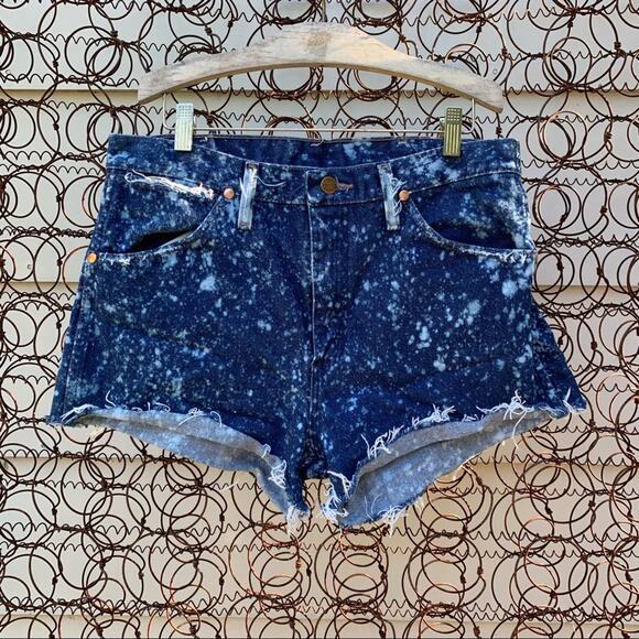 Vintage Wrangler “star splatter” cutoff jean short - Picture 3 of 6